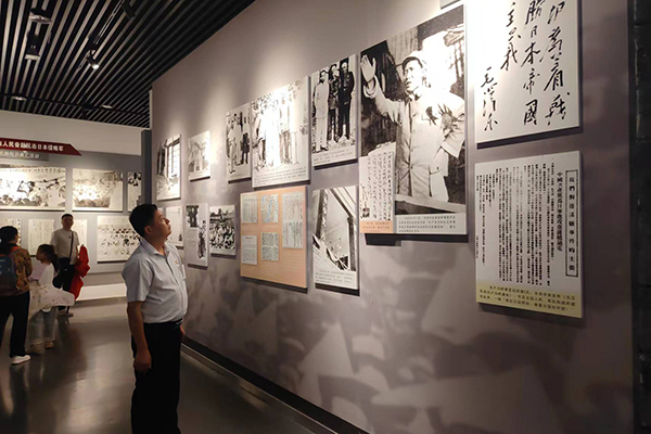 支部書記彭順和在駐足認(rèn)真學(xué)習(xí) /cxyq/20240924101012-FtgmvMO7WnVuV9KeKttCCwhiufb-.jpg