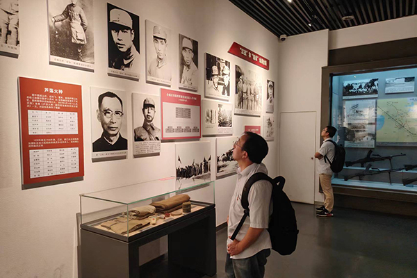 支部副書記袁海軍在駐足認(rèn)真學(xué)習(xí) /cxyq/20240924101022-FkU0Osk1xWOKBHnXoH9c20ryqQyM.jpg