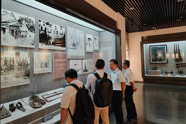 黨員同志們駐足認(rèn)真學(xué)習(xí) /cxyq/20240924101052-FseCueiys1Ppb6eoJPkC8Pnq6E3e.jpg